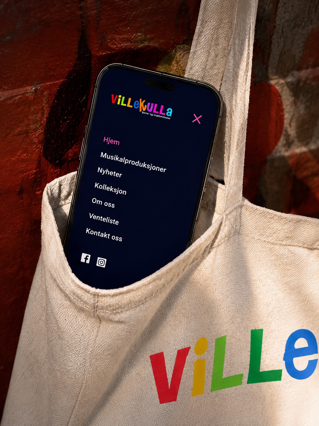 Villekullas mobilmeny vist på en telefon i en tøypose